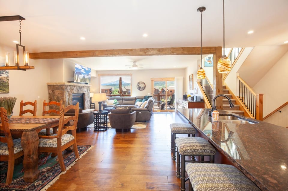 Private Neighborhood Lake, Upscale Quality, 2 Living Rooms, Close to Raven Golf Club House in Silverthorne