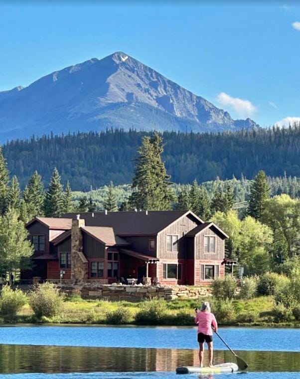 Private Neighborhood Lake, Upscale Quality, 2 Living Rooms, Close to Raven Golf Club House in Silverthorne