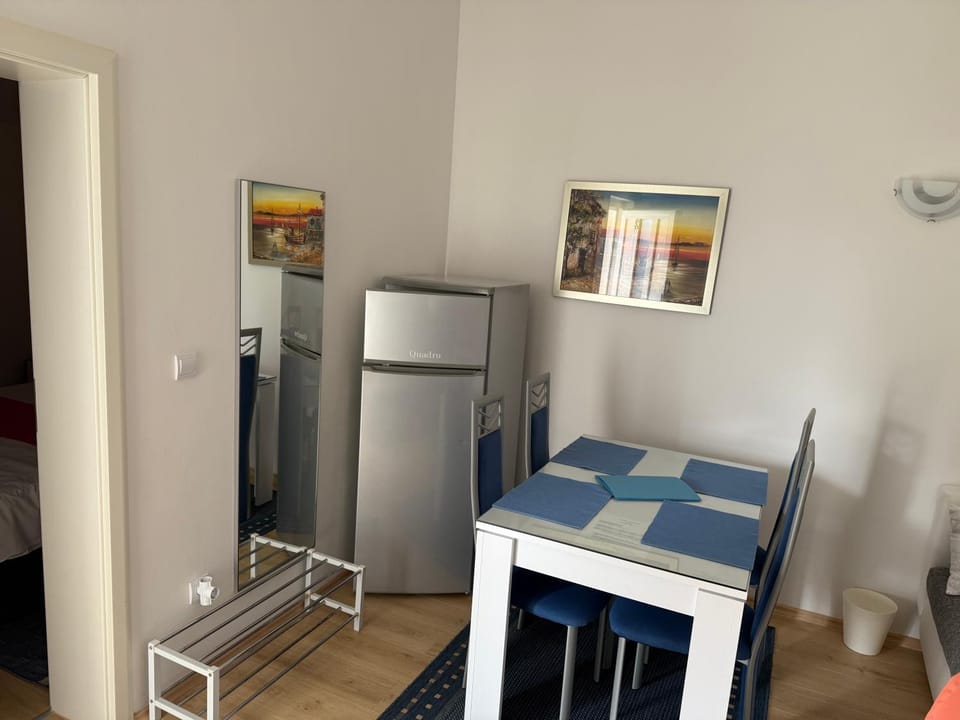Kitchen or kitchenette, oven