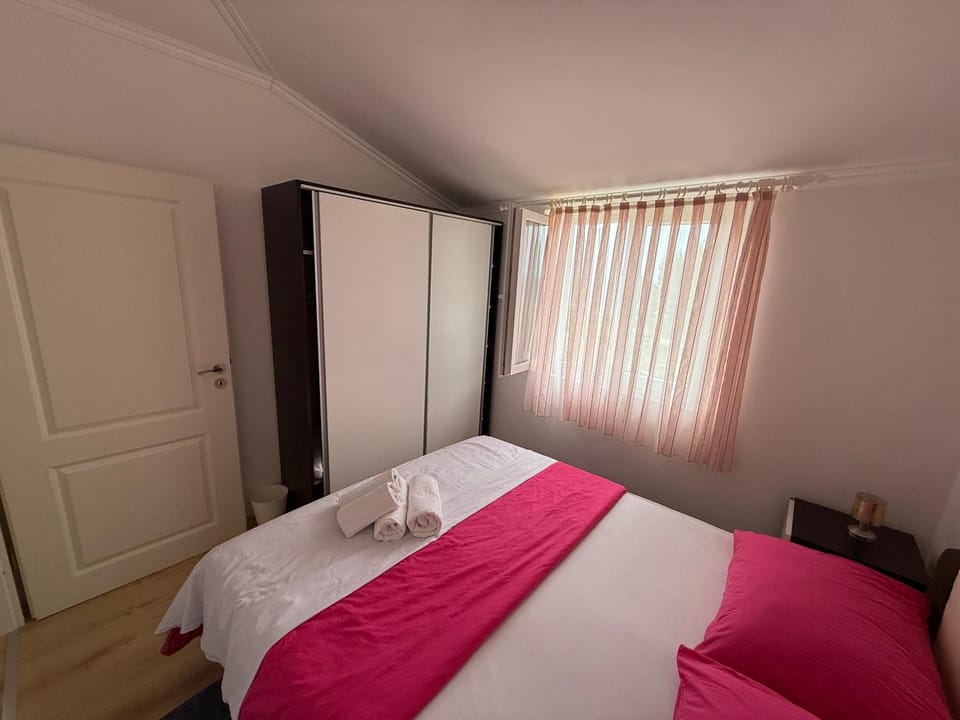 Bed, Bedroom, towels