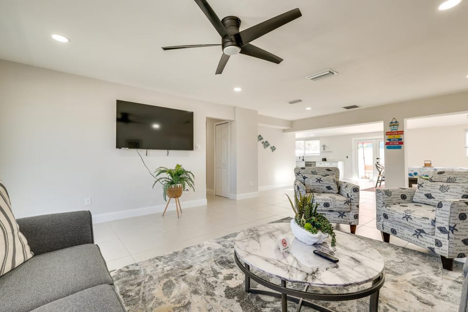 Walk to Fort Myers Beach: Family-Friendly Getaway! House in Estero Island