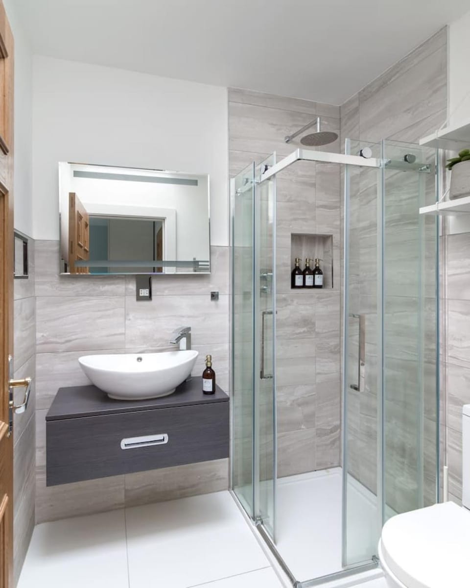 Hampstead Heath 2 bed Apartment in London Borough of Camden