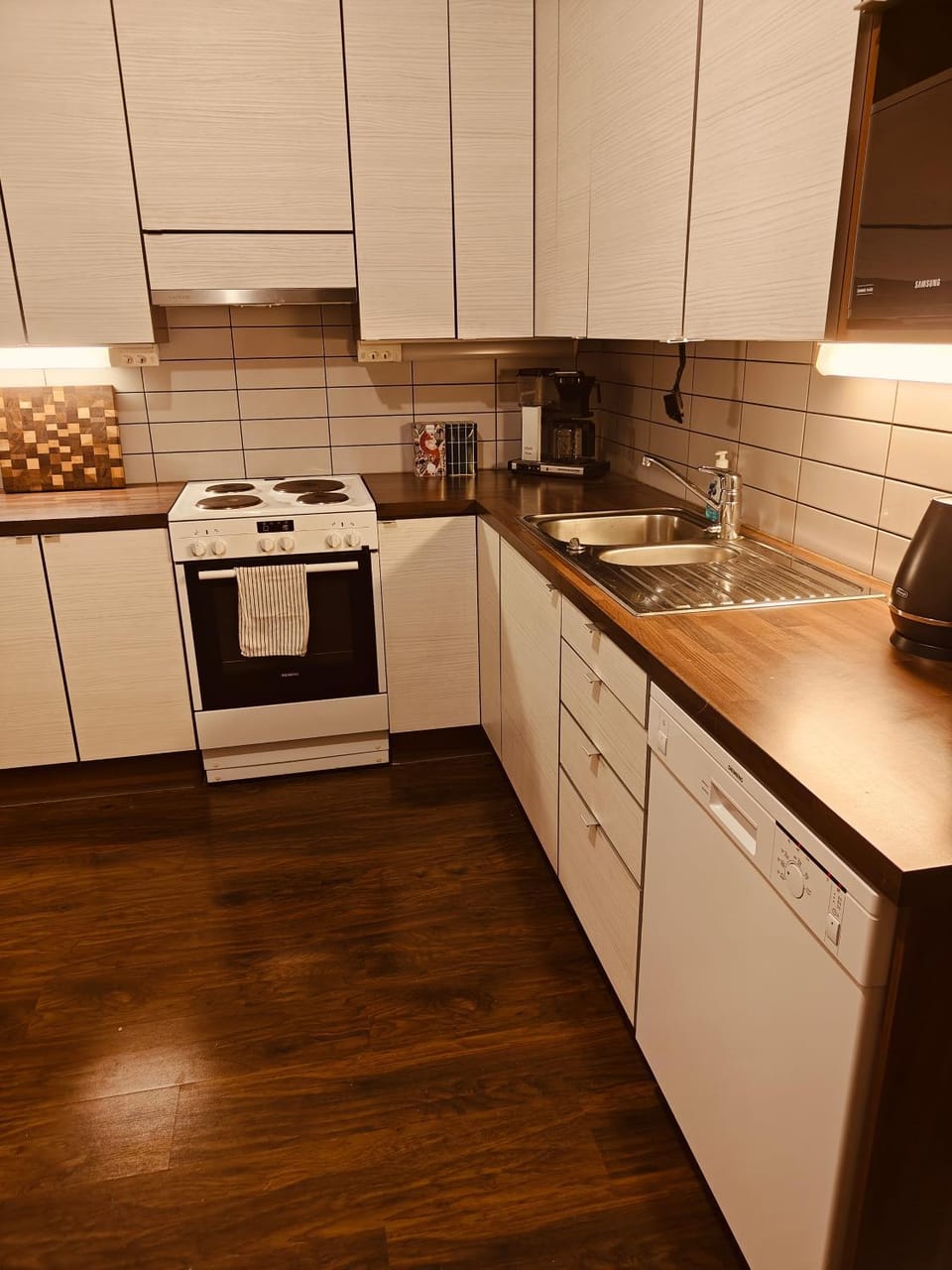 Coffee/tea facilities, Kitchen or kitchenette, dishwasher, stove, toaster