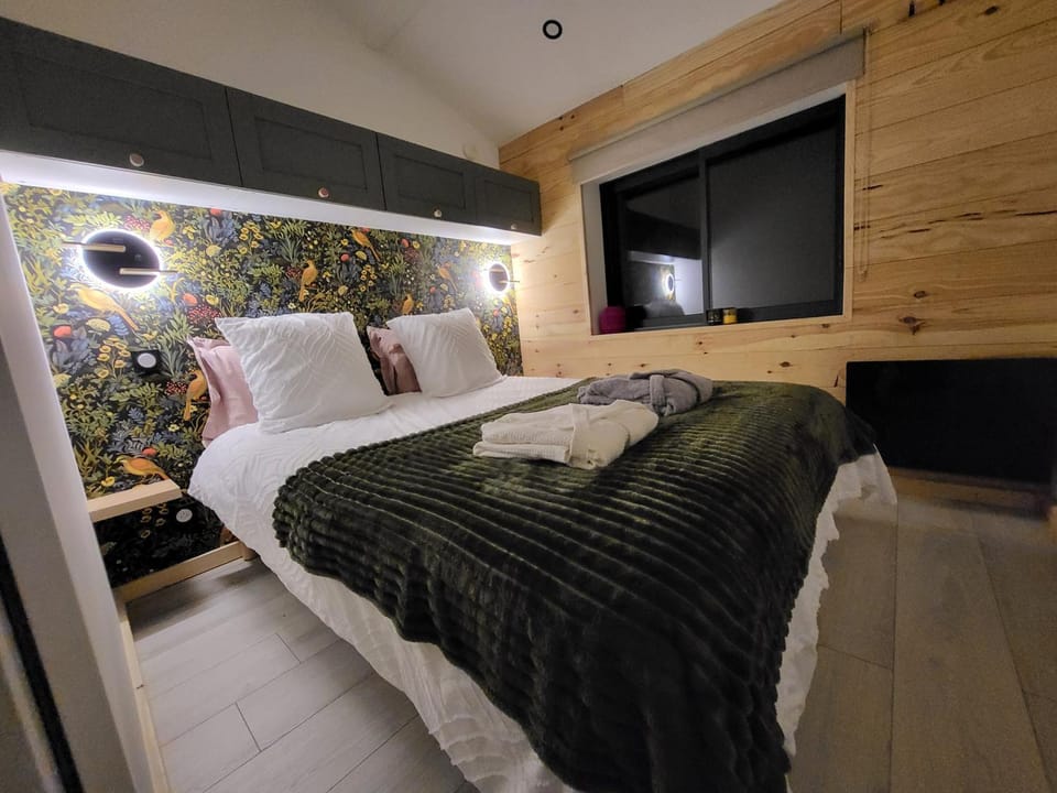 Bed, Photo of the whole room, Bedroom