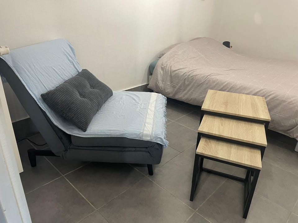 Bed, Living room, Photo of the whole room, Seating area, Bedroom