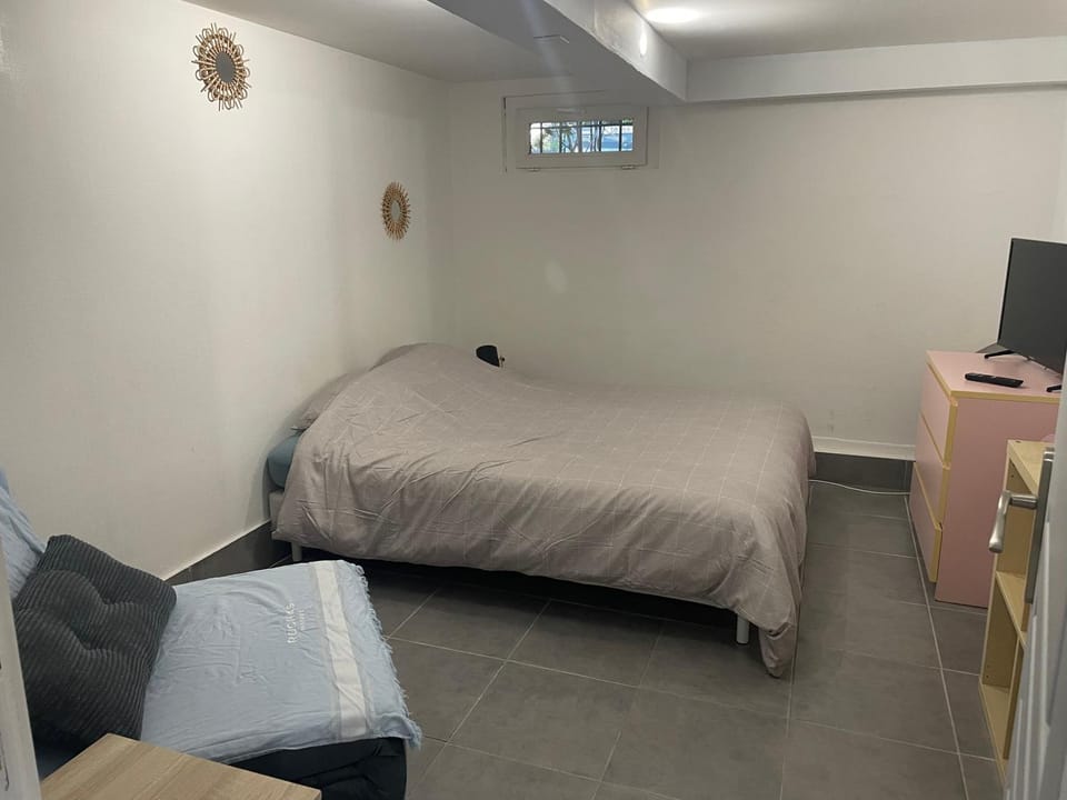 Bed, TV and multimedia, Photo of the whole room, Bedroom