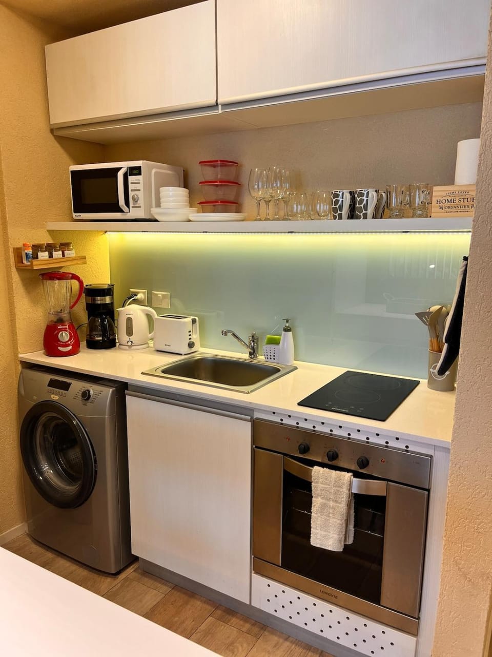 Coffee/tea facilities, Kitchen or kitchenette, oven, stove, toaster, washing machine