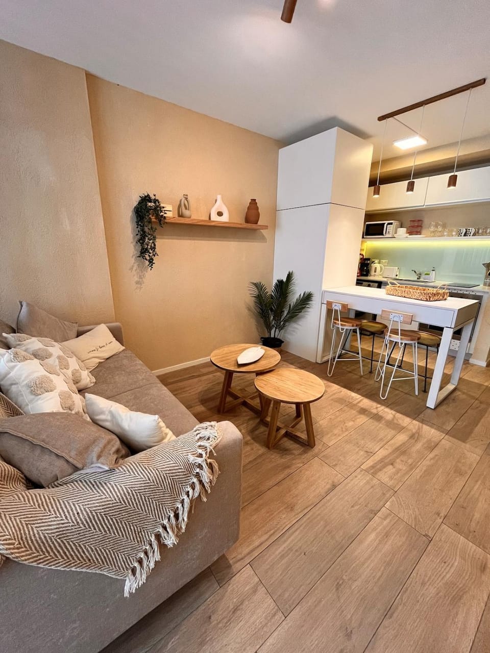 Kitchen or kitchenette, Seating area, Dining area
