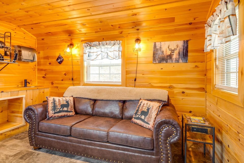 Patio, Fire Pit & Grill: Central Sevierville Cabin Cabin in Sevierville