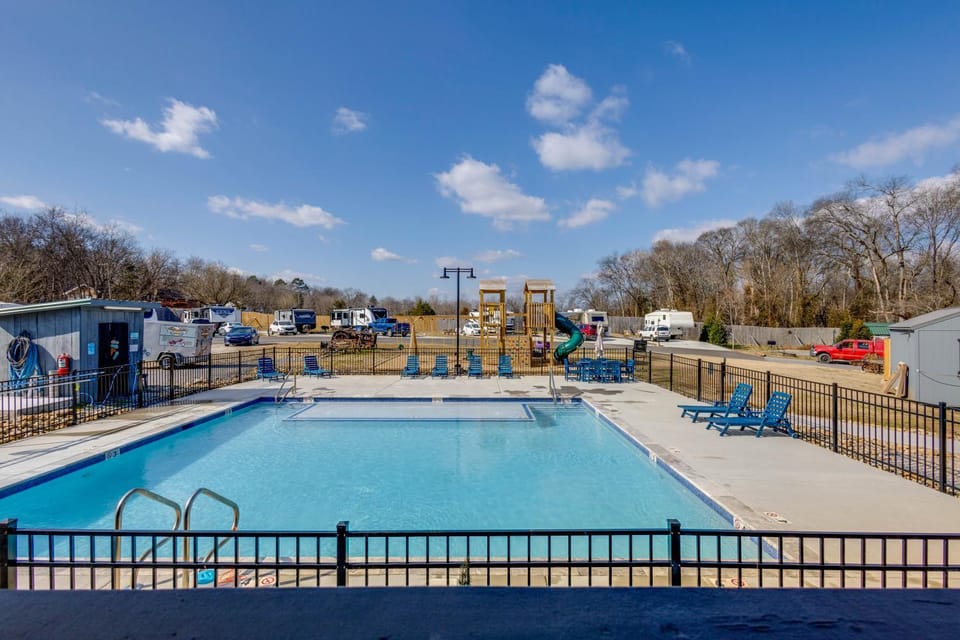 Patio, Fire Pit & Grill: Central Sevierville Cabin Cabin in Sevierville