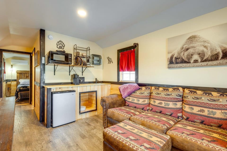 7 Mi to Dollywood: Cozy Cabin w/ Patio & Grill! Cabin in Sevierville