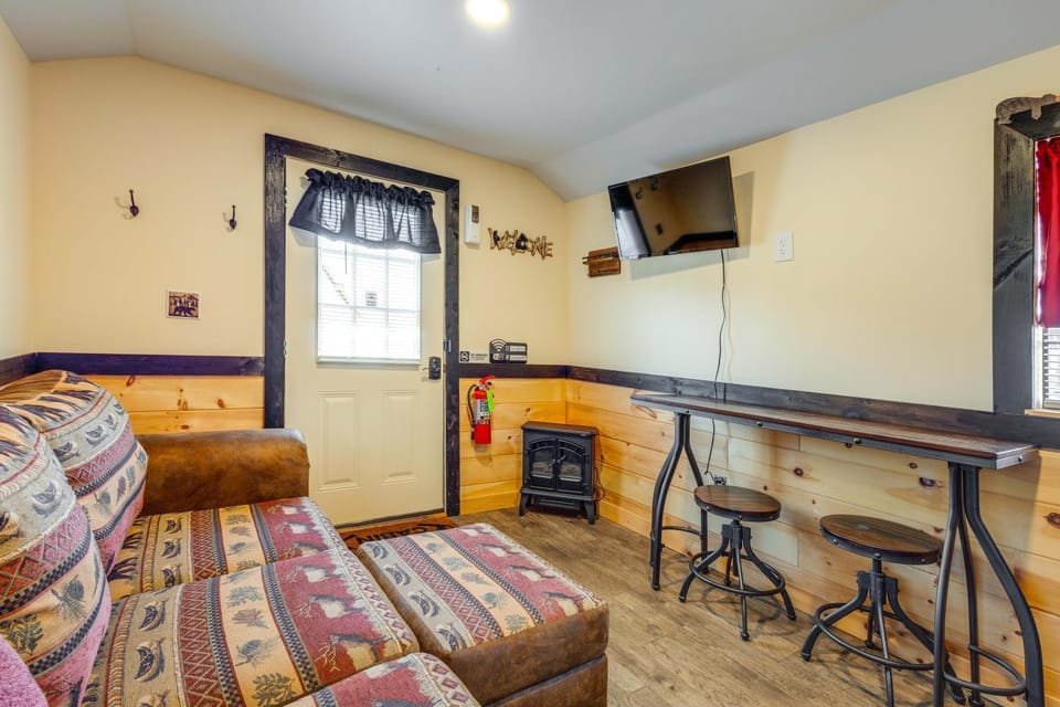 7 Mi to Dollywood: Cozy Cabin w/ Patio & Grill! Cabin in Sevierville