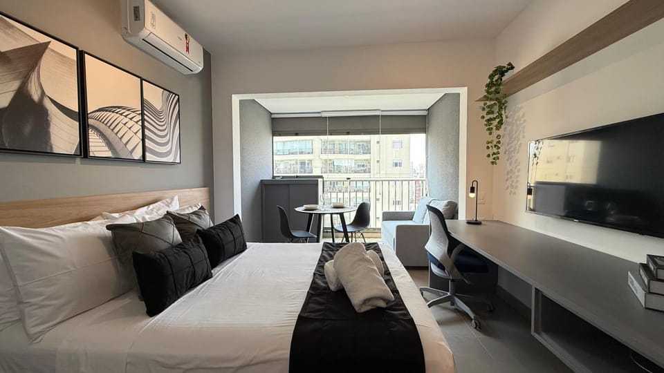 Bed, TV and multimedia, towels