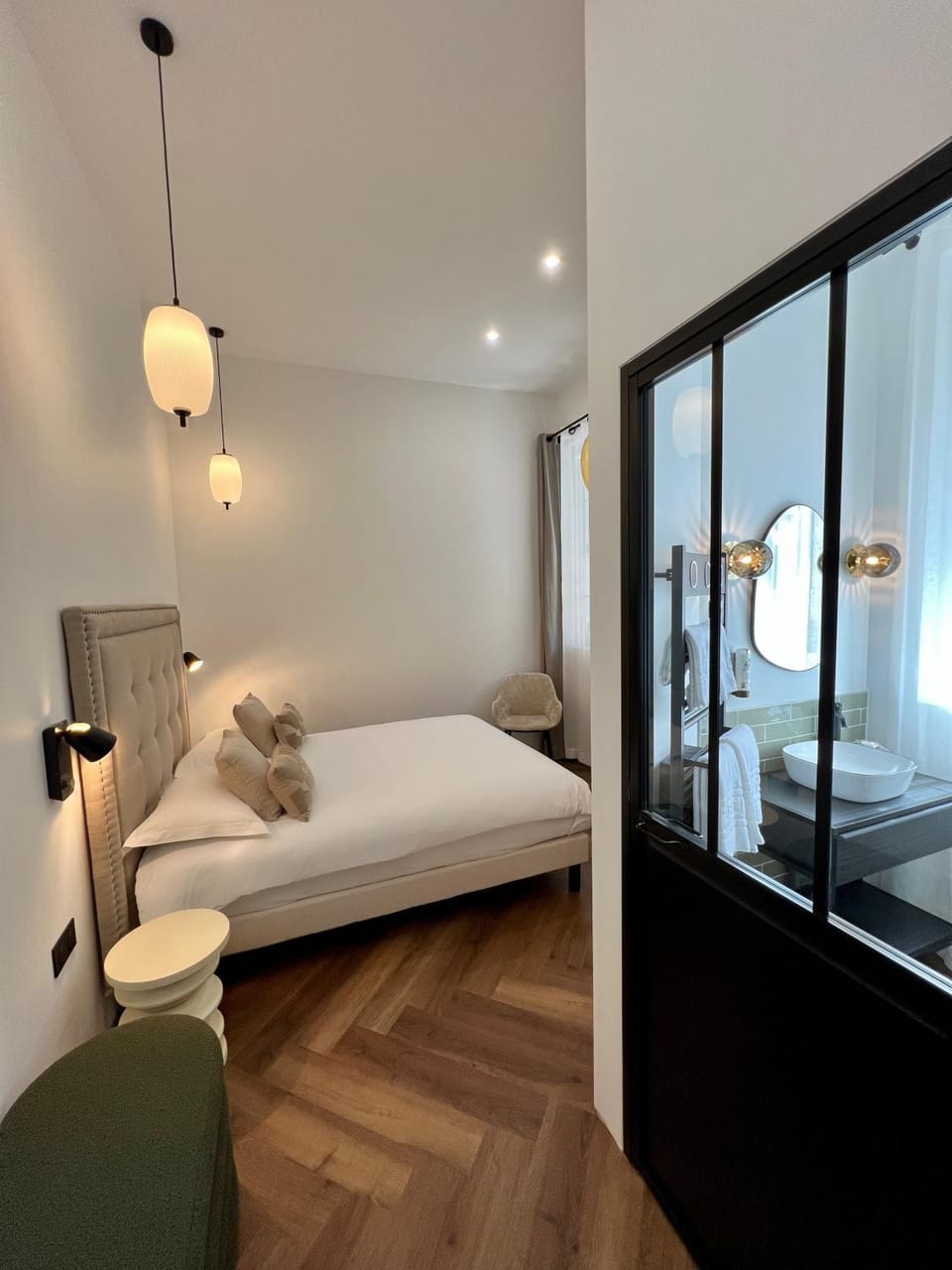Bed, Photo of the whole room, Bedroom
