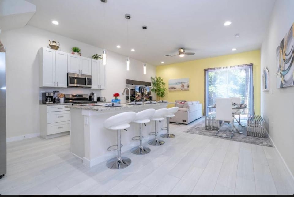 Kitchen or kitchenette, Dining area, oven