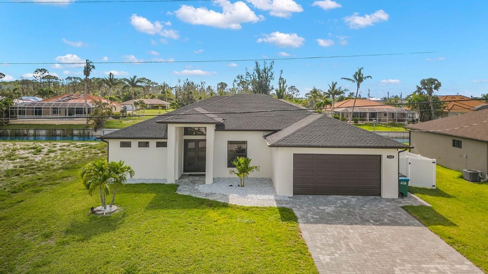 Family friendly, Sleeps 10! Electric saltwater pool & outdoor kitchen! Villa Lola - SWFL Rentals Villa in Cape Coral
