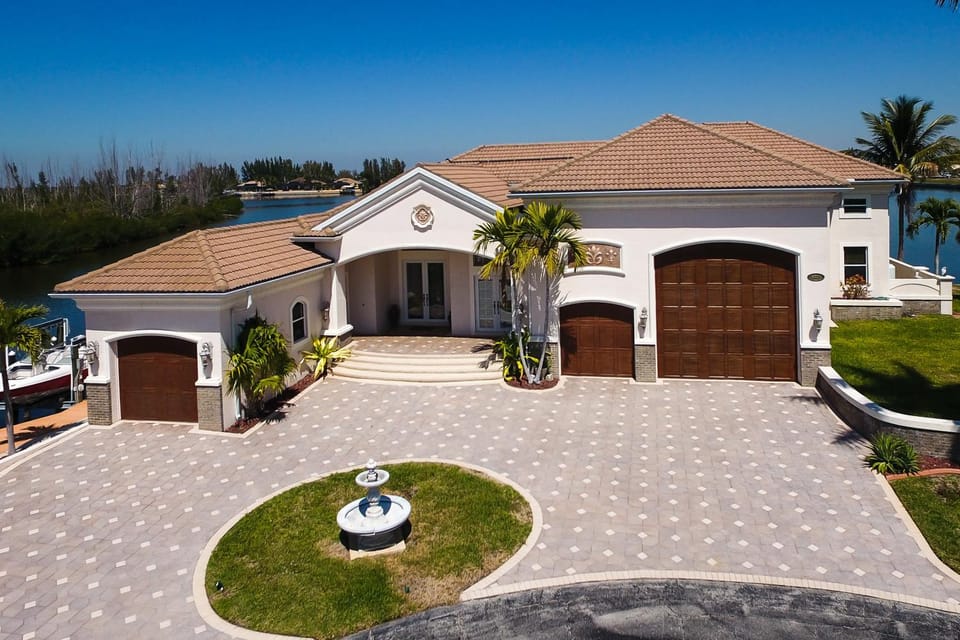 Gorgeous views w/hot tub, bikes & kayaks! Villa Laguna - SWFL Rentals Villa in Cape Coral