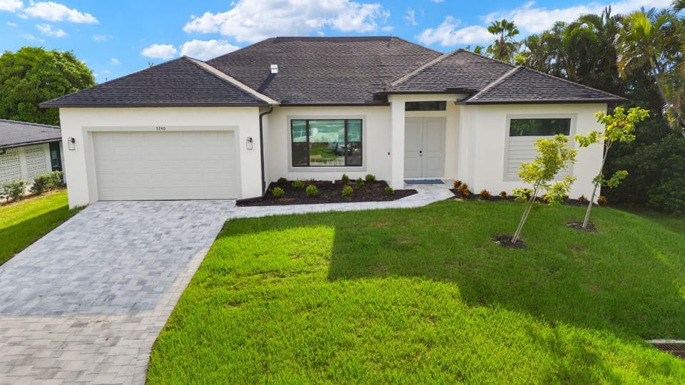 Pet friendly direct access villa w/bikes & kayaks! Sleeps 11! Villa Liberty Rose - SWFL Rentals Villa in Cape Coral