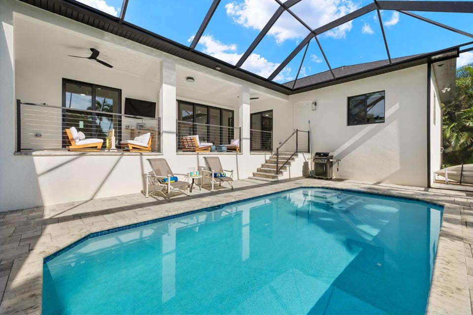 Pet friendly direct access villa w/bikes & kayaks! Sleeps 11! Villa Liberty Rose - SWFL Rentals Villa in Cape Coral
