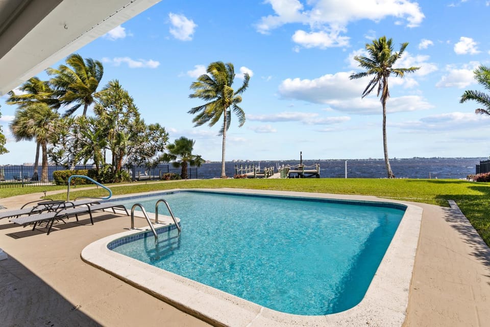 Pet & family friendly riverfront villa... perfect wildlife watching spot! Villa Lorraine - SWFL Rentals Villa in Cape Coral