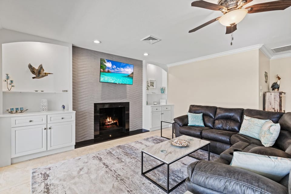 Pet & family friendly riverfront villa... perfect wildlife watching spot! Villa Lorraine - SWFL Rentals Villa in Cape Coral