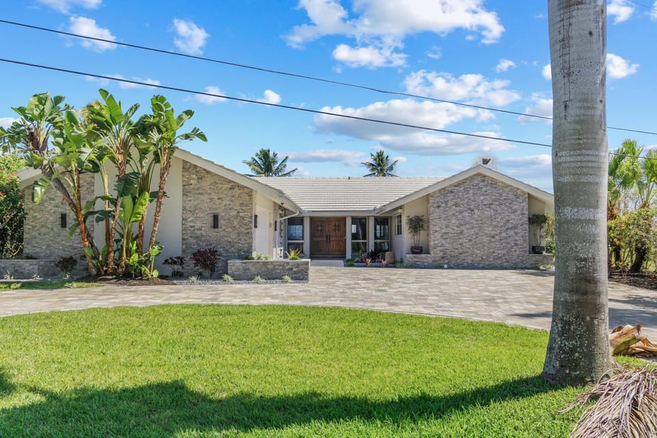 Pet & family friendly riverfront villa... perfect wildlife watching spot! Villa Lorraine - SWFL Rentals Villa in Cape Coral