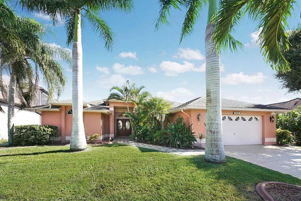 Bikes, canoe & foosball table! Gulf Access Villa! Villa Joan - SWFL Rentals Villa in Cape Coral