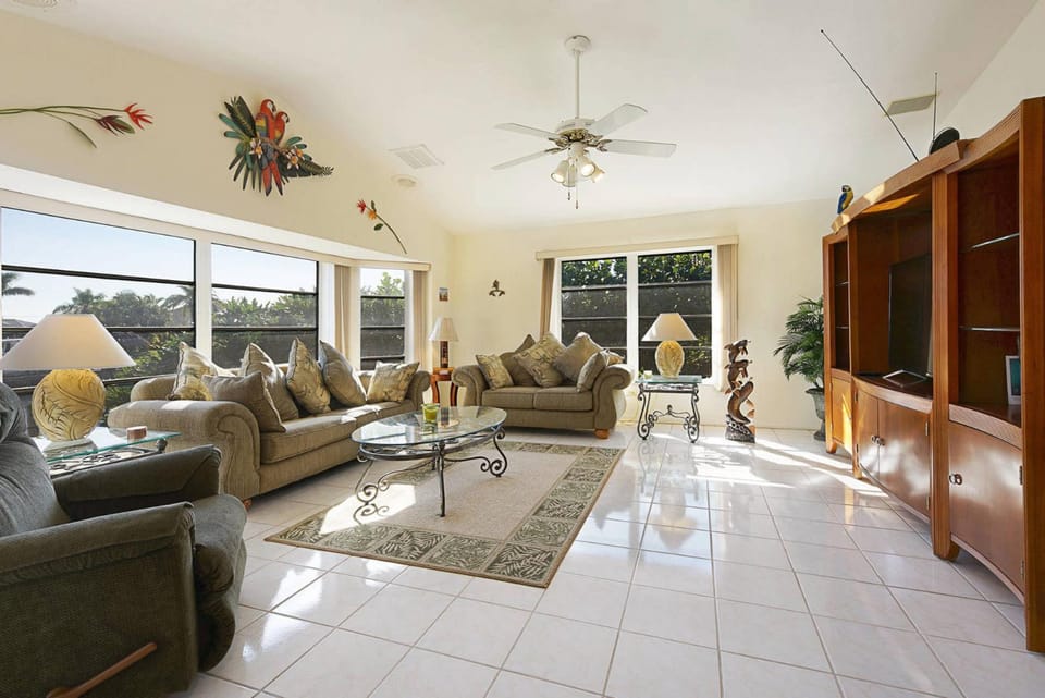 Bikes, canoe & foosball table! Gulf Access Villa! Villa Joan - SWFL Rentals Villa in Cape Coral