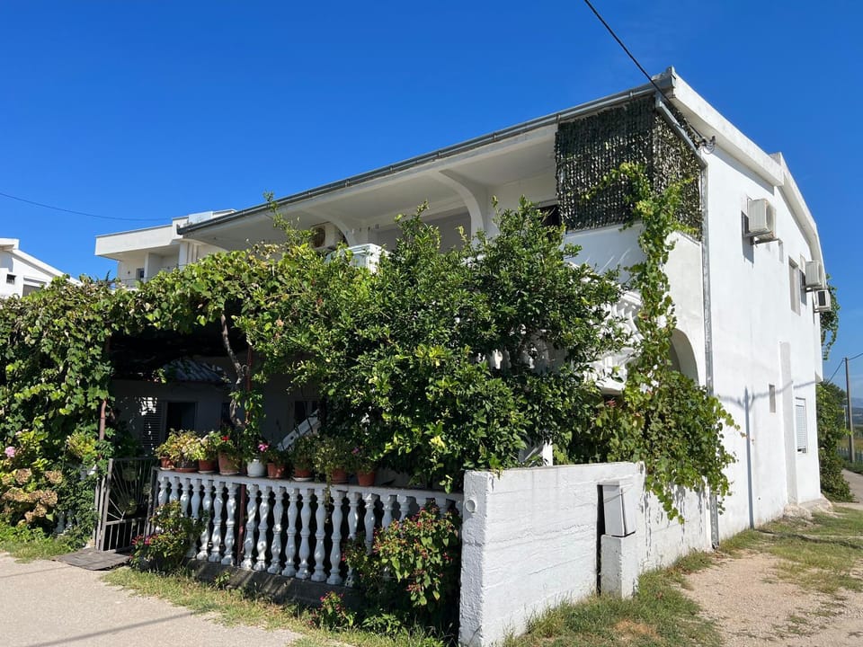 Property building, Day, Garden, Garden view, Street view