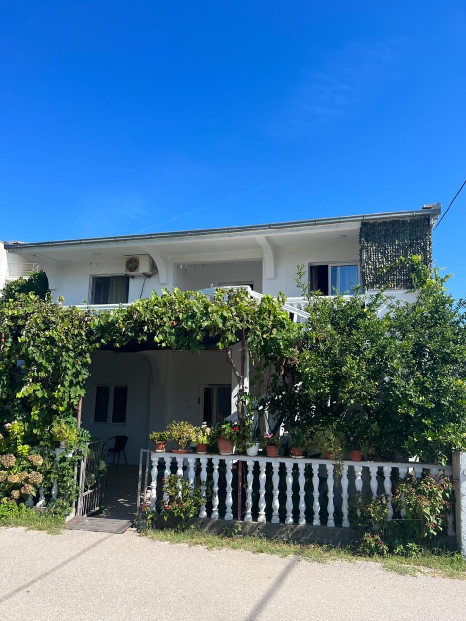 Property building, Day, Garden, Garden view, Street view