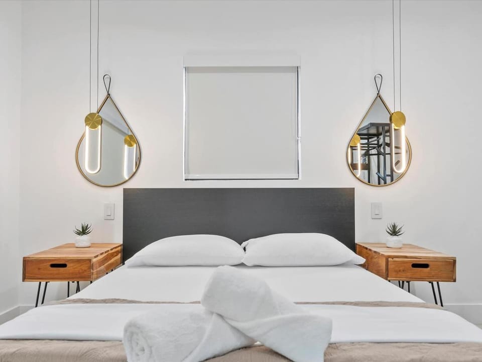 Bed, Decorative detail, Bedroom, towels