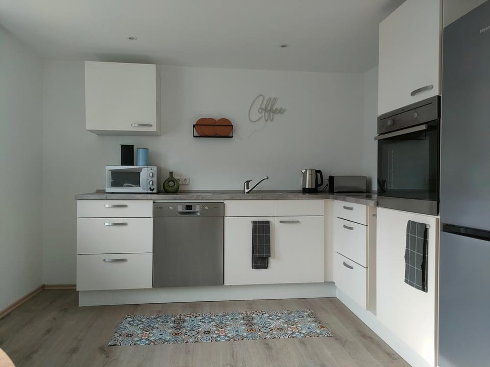 Coffee/tea facilities, Kitchen or kitchenette, dishwasher, oven, stove, toaster