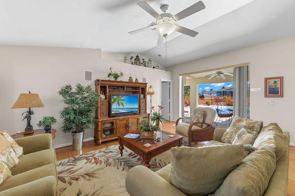 Budget-friendly cozy 3BR home w/solar heated pool! Villa Millitta - SWFL Rentals Villa in Cape Coral