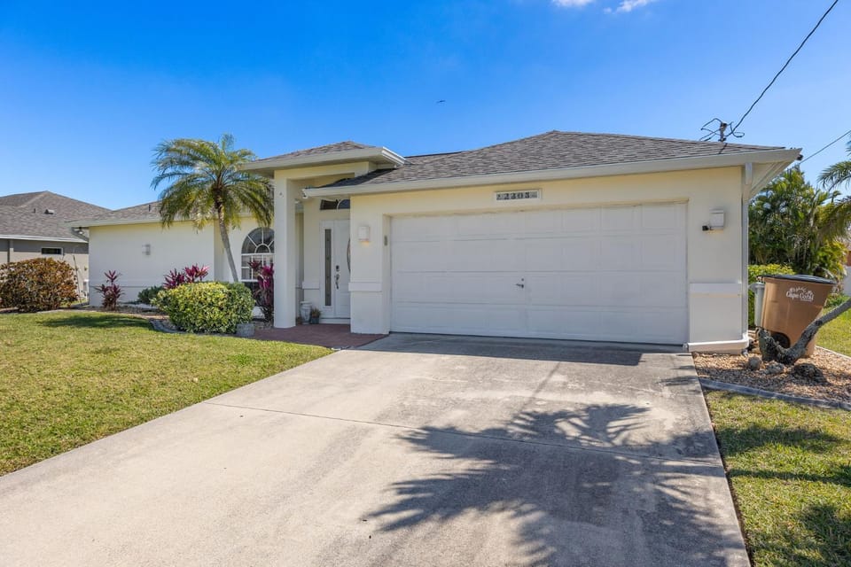 Budget-friendly cozy 3BR home w/solar heated pool! Villa Millitta - SWFL Rentals Villa in Cape Coral