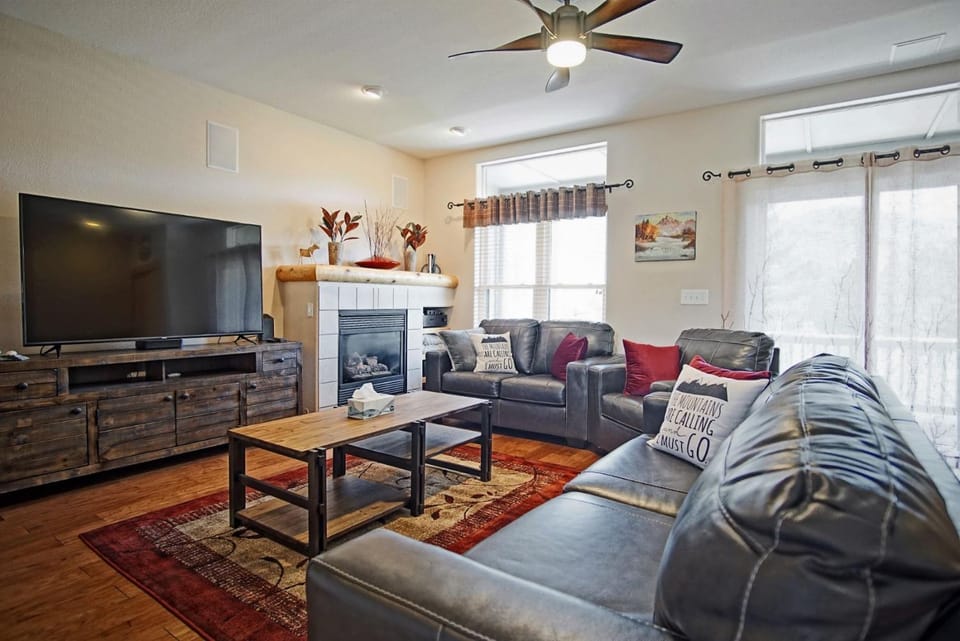 Hot Tub, Blue River in Backyard, Close to 5 Ski Resorts, On Free Bus Route, New Listing House in Silverthorne