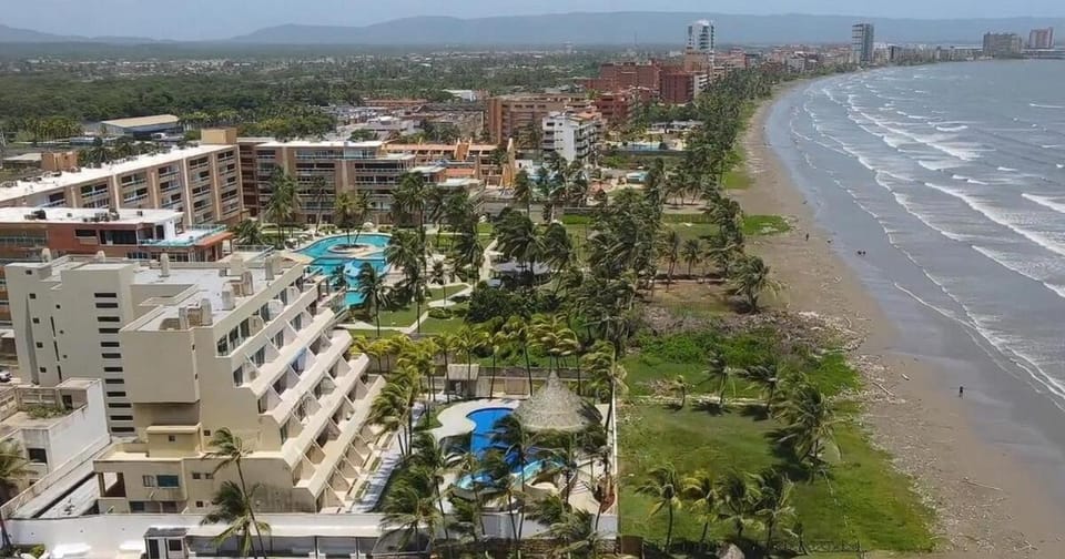 Property building, Nearby landmark, Day, Natural landscape, Bird's eye view, Beach, City view, Pool view, Sea view, Swimming pool