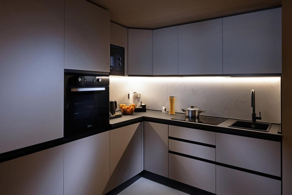 Coffee/tea facilities, Kitchen or kitchenette, microwave, oven, stove, toaster, washing machine, dryer