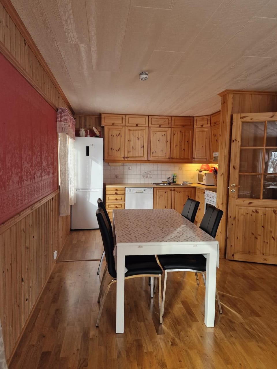 Kitchen or kitchenette, Dining area, oven