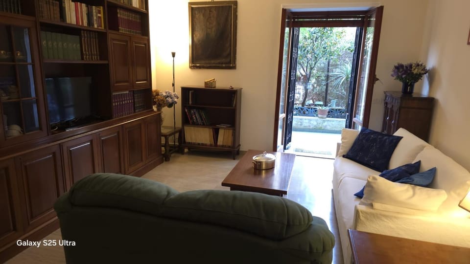 Library, Living room, Seating area