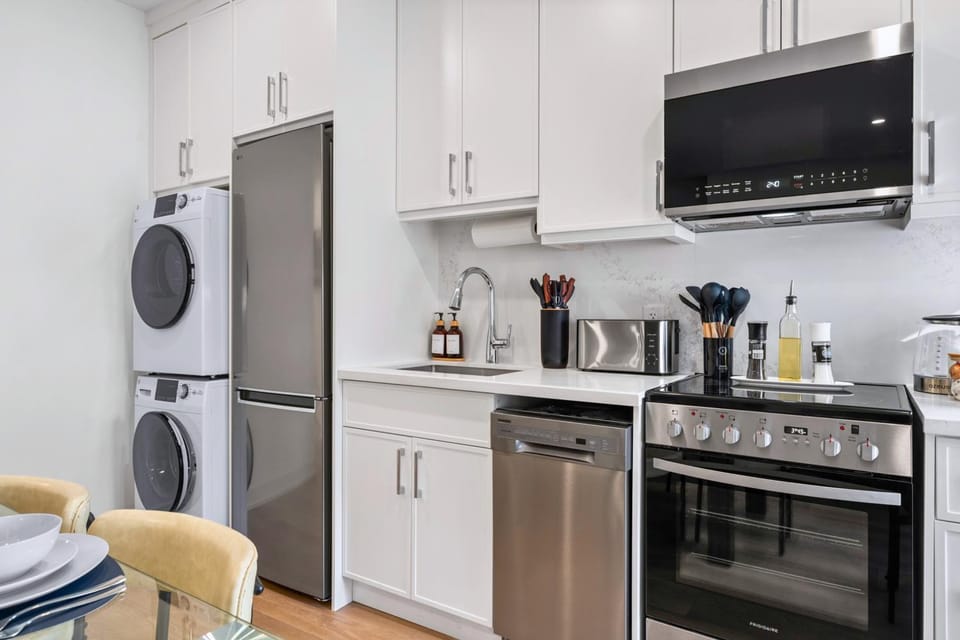 The McCaul Group Suite Near Baldwin Village Hotel in Toronto