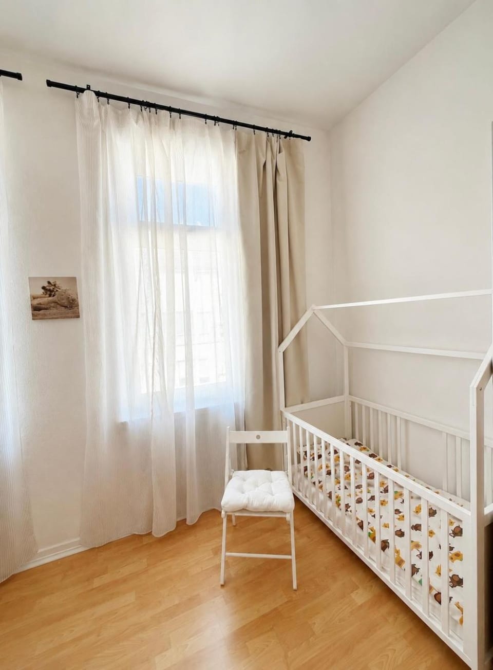 Photo of the whole room, Bedroom, cot