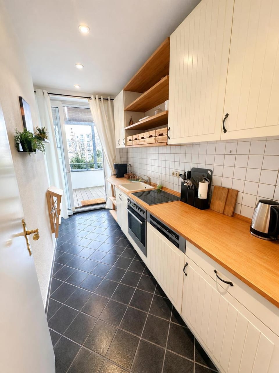 Coffee/tea facilities, Kitchen or kitchenette, dishwasher, stove, toaster
