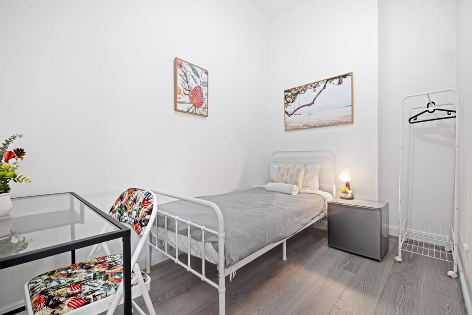 Traditional Single Room - Ideally Located at Kensington - Shared Bathroom Bed and Breakfast in Kensington