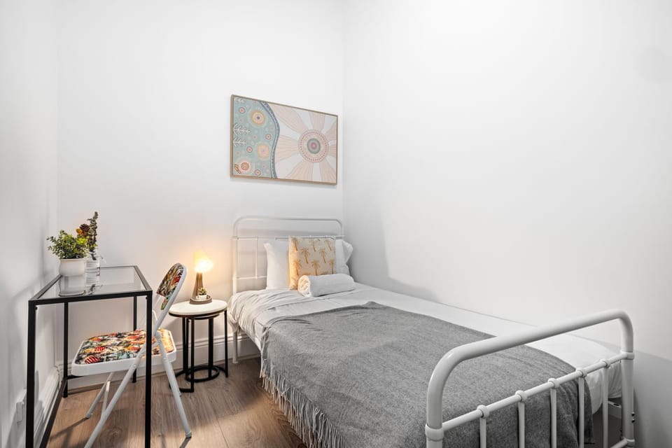 Traditional Single Room - Ideally Located at Kensington - Shared Bathroom Bed and Breakfast in Kensington