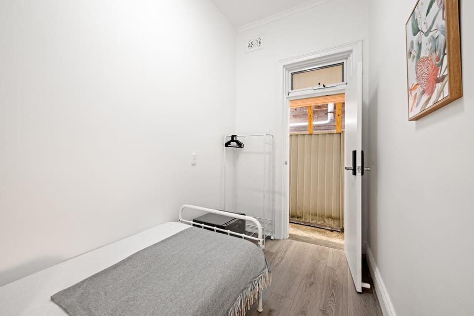 Traditional Single Room - Ideally Located at Kensington - Shared Bathroom Bed and Breakfast in Kensington