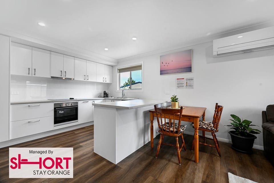 Kitchen or kitchenette, Dining area, oven, stove