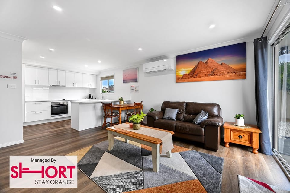 TV and multimedia, Kitchen or kitchenette, Living room, Dining area, oven, stove