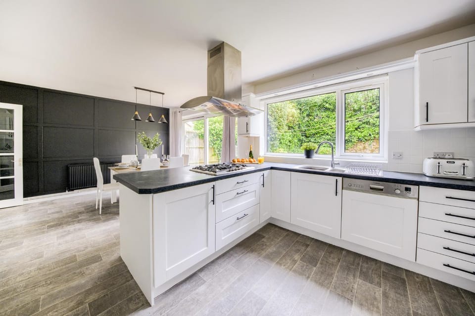 4 Bed Contractor House HS2 M42 Business Park Apartment in Shirley