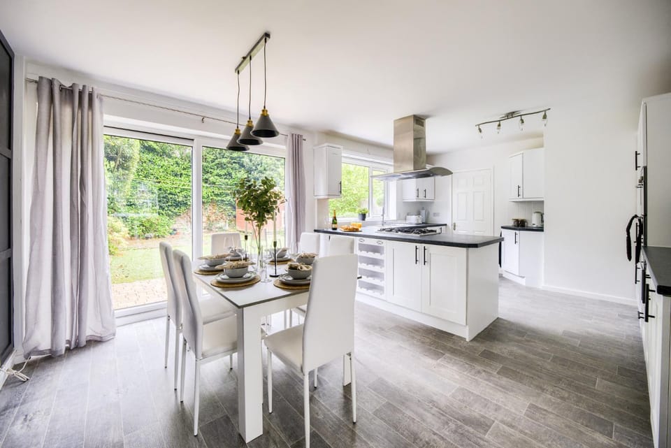 4 Bed Contractor House HS2 M42 Business Park Apartment in Shirley
