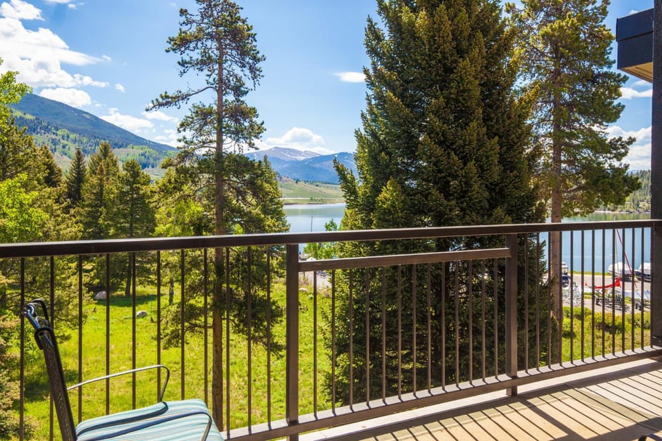 Pool and Hot Tubs, On Lake Dillon, Beautiful Views Apartment in Dillon